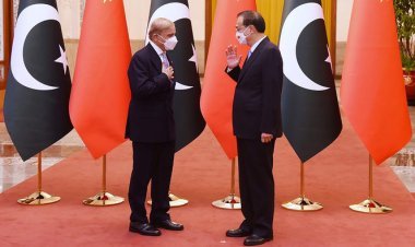 Danger of bankruptcy is hovering over poor Pakistan, hands extended in front of China for help