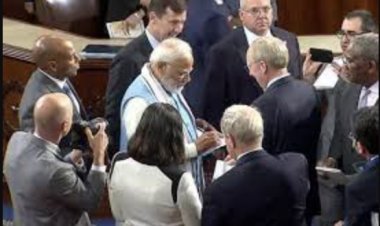 Tremendous craze of PM Narendra Modi! US Congressmen line up for selfies and autographs