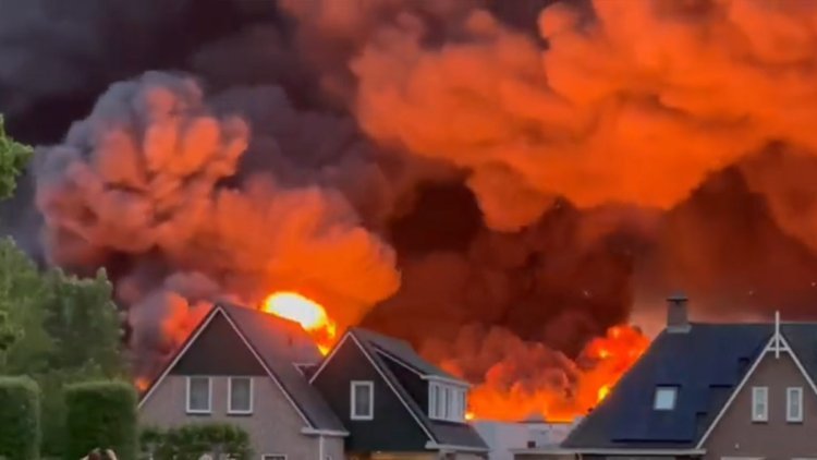Fierce fire broke out in the city of Netherlands, many houses came under fire, watch video