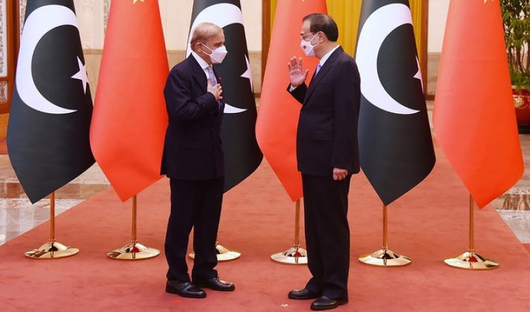 Danger of bankruptcy is hovering over poor Pakistan, hands extended in front of China for help