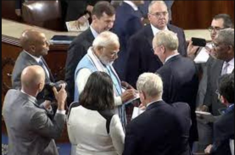 Tremendous craze of PM Narendra Modi! US Congressmen line up for selfies and autographs