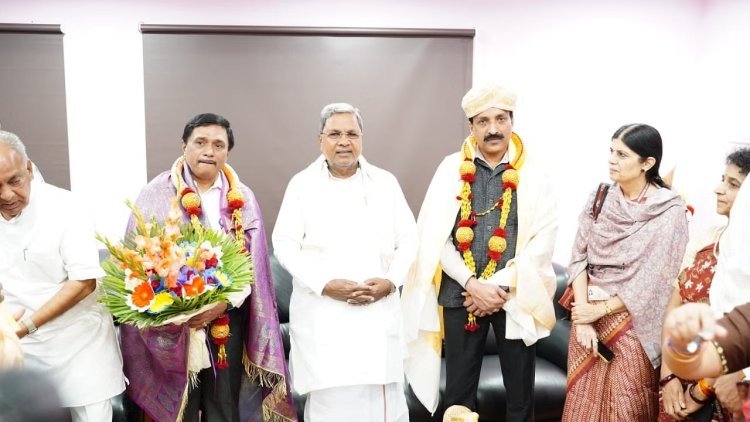 Siddaramaiah Presents Bouquet to ISRO Chief Somnath Following Chandrayaan-3 Landing