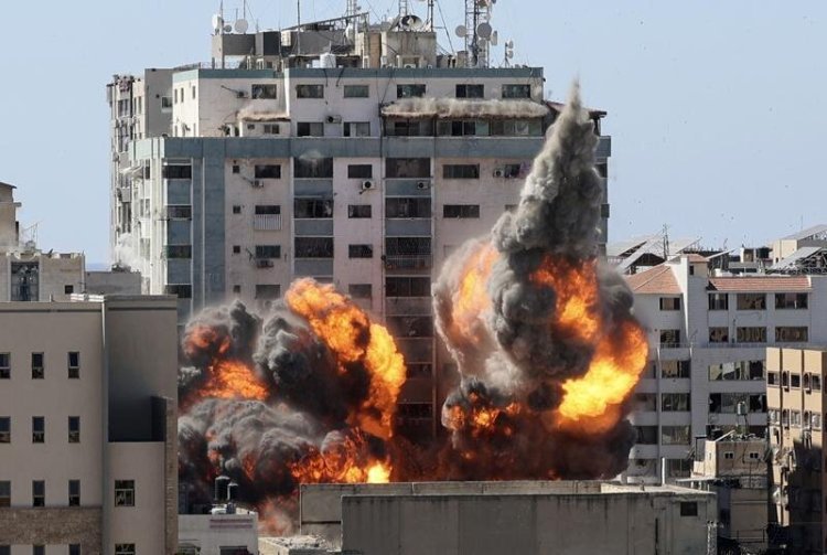 Israel: Sirens sounded in warning near Tel Aviv, echo of explosion heard far away; Order for people to stay at home