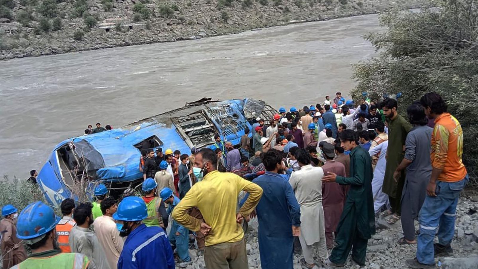 Pakistan: Bus of students going on a school trip fell into a ditch in Islamabad, one dead; 20 injured