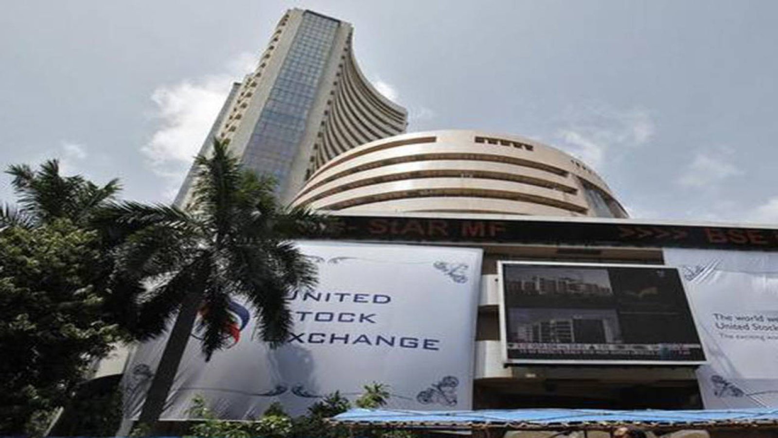 Dull start in the stock market; Sensex falls 300 points, Nifty below 21500
