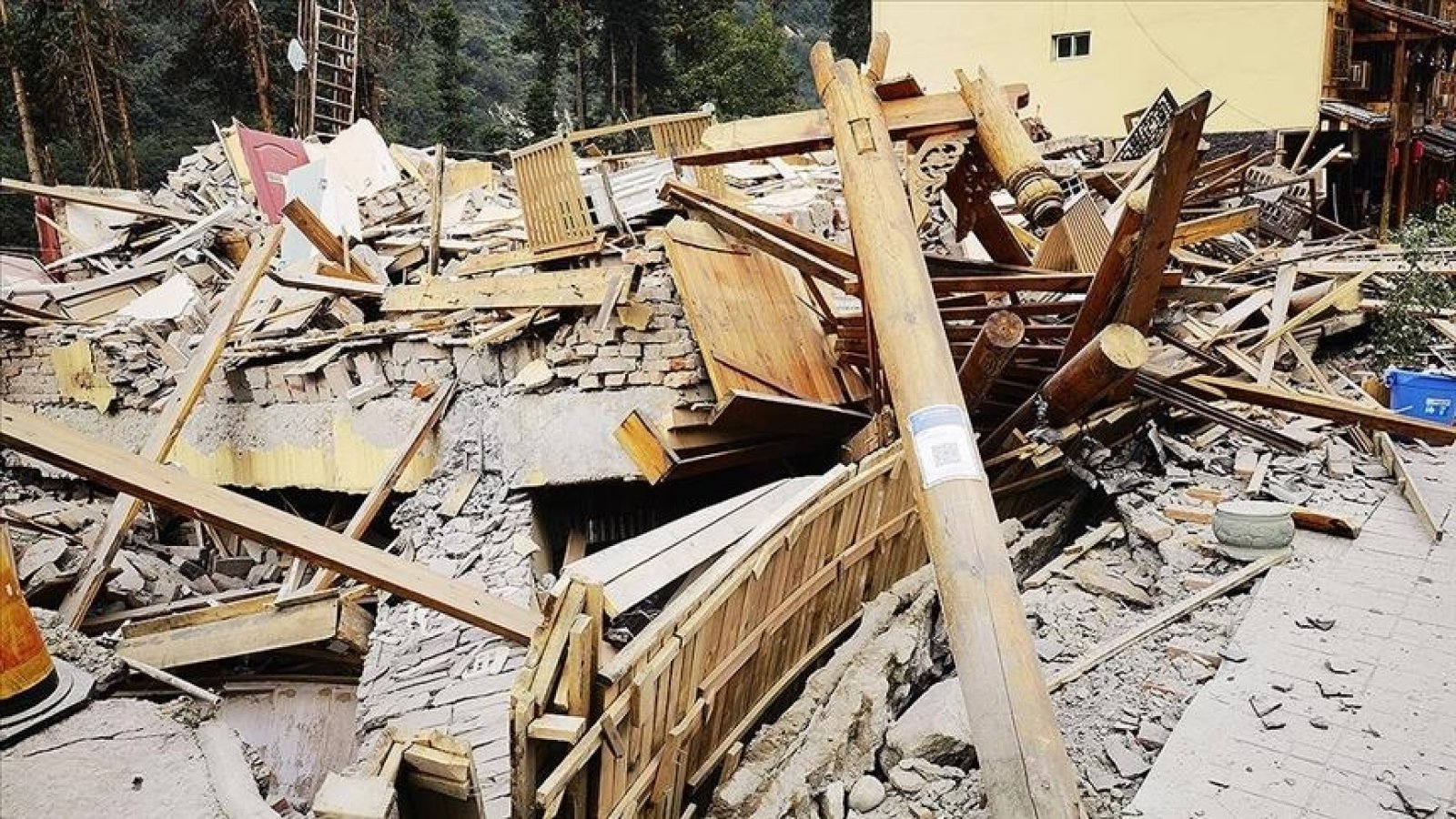 6.2 magnitude earthquake creates havoc in China: 111 people killed, 230 injured