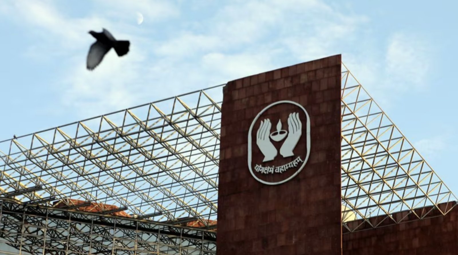 Who gave notice of Rs 806 crore to LIC? Know what will be the impact on policyholders