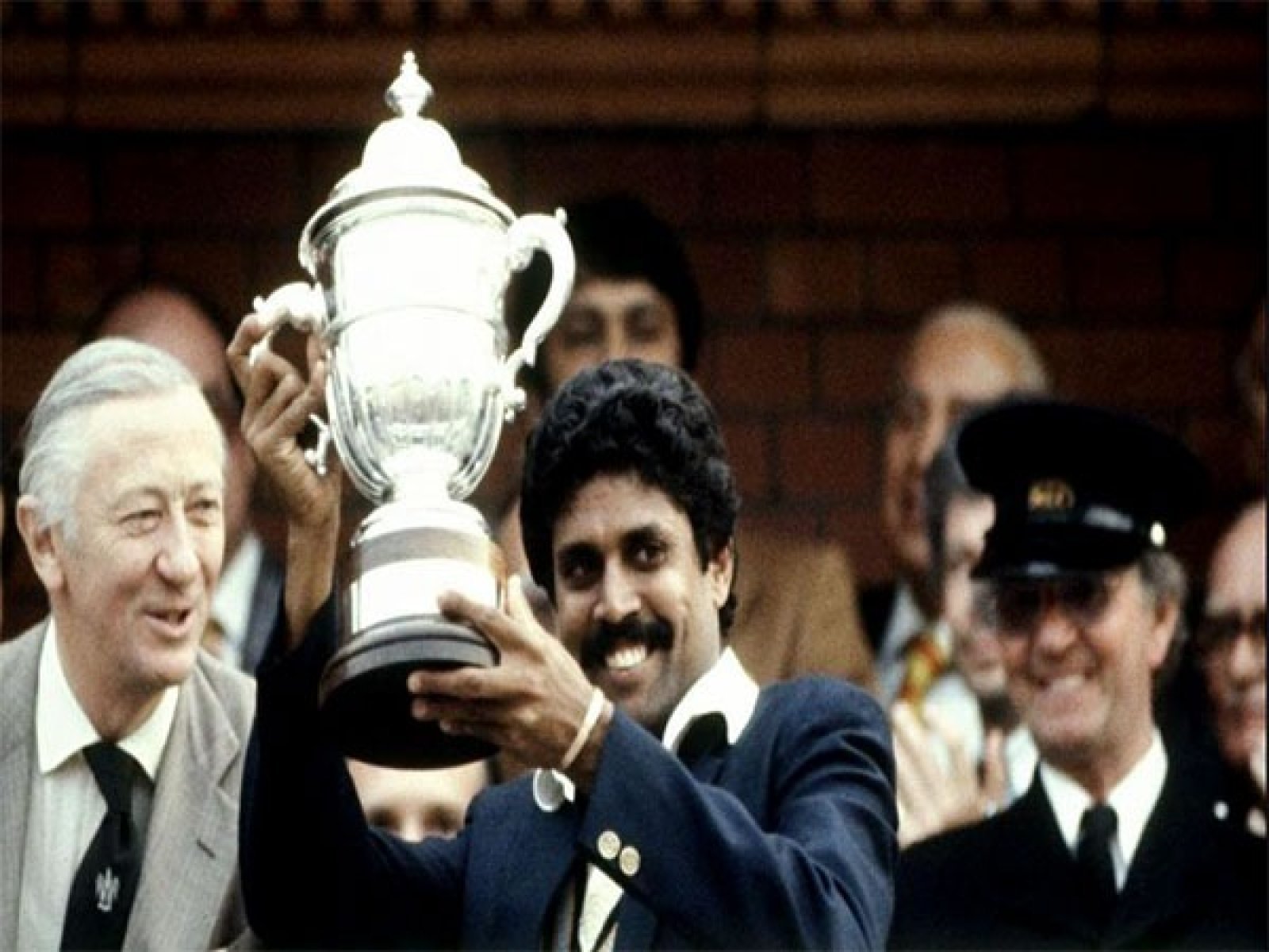 9031 international runs, 687 wickets and the World Cup trophy; Kapil Paji turns 64, BCCI wishes him best wishes