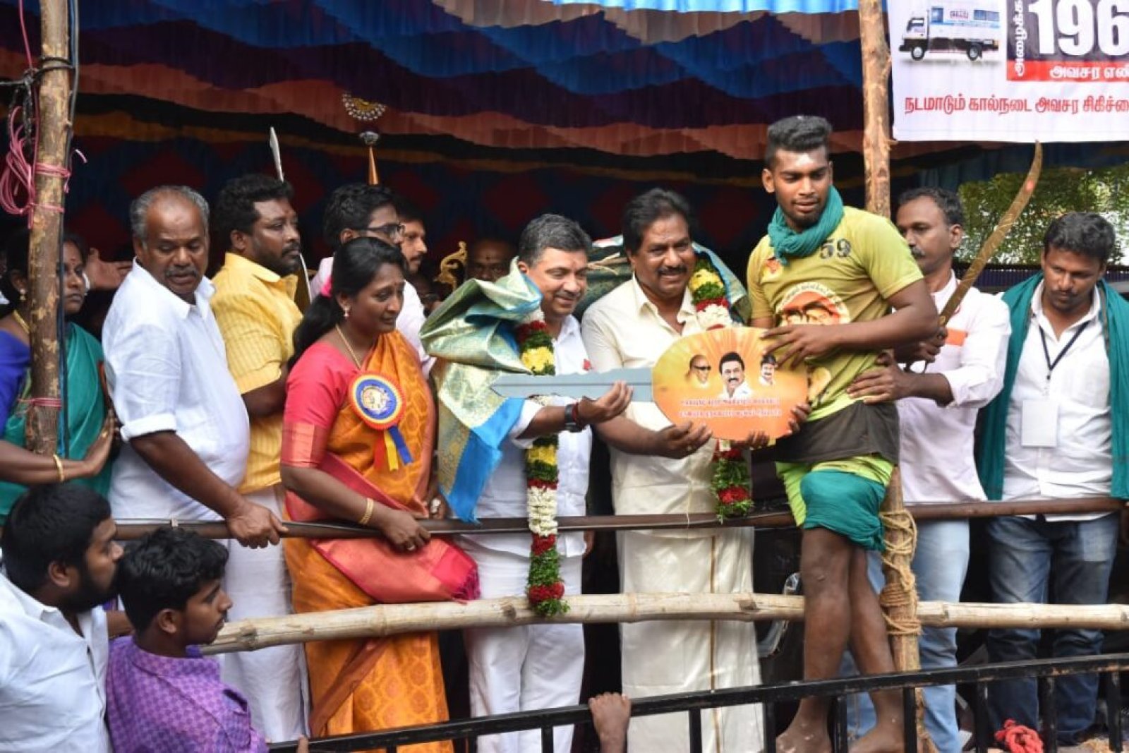 Karthik won first prize in Avaniyapuram Jallikattu, received many gifts including car