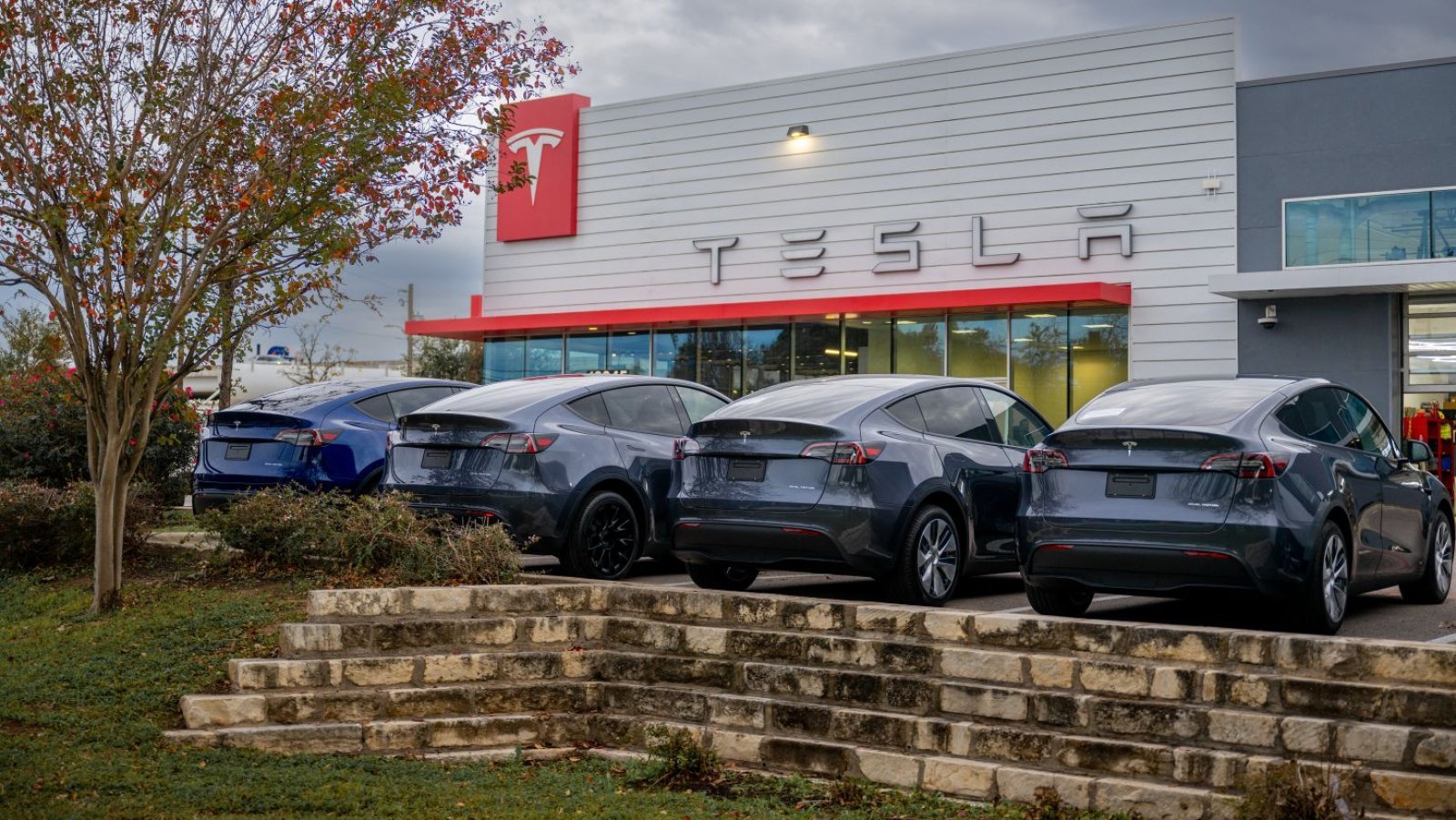Tesla stock performed poorly in S&P 500, stock may fall further
