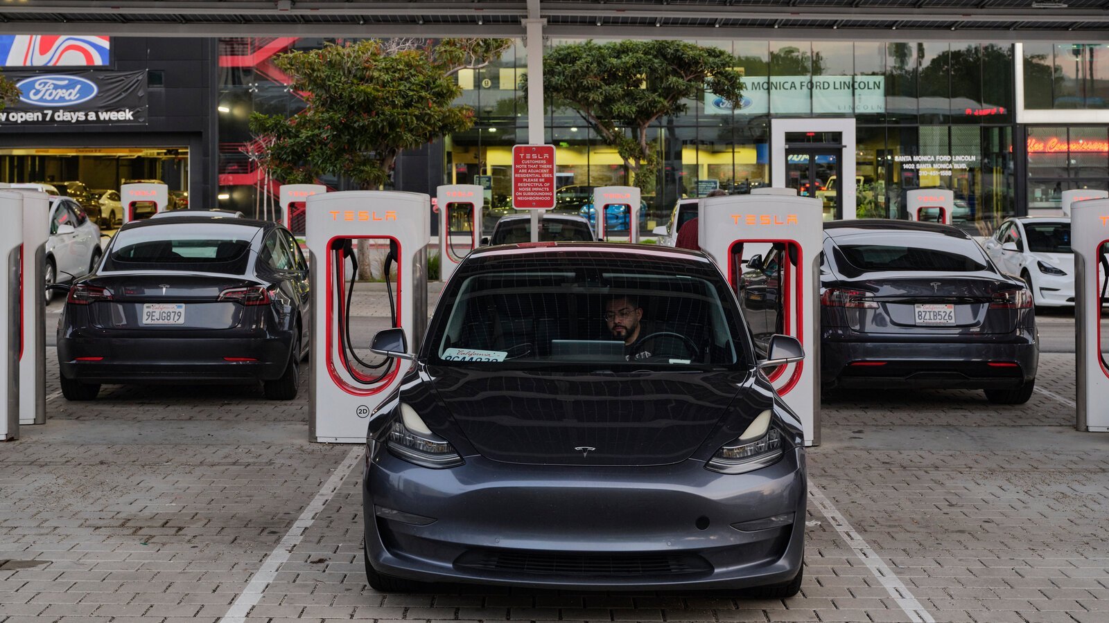 14,000 employees may lose jobs in Tesla, company's senior vice president resigns