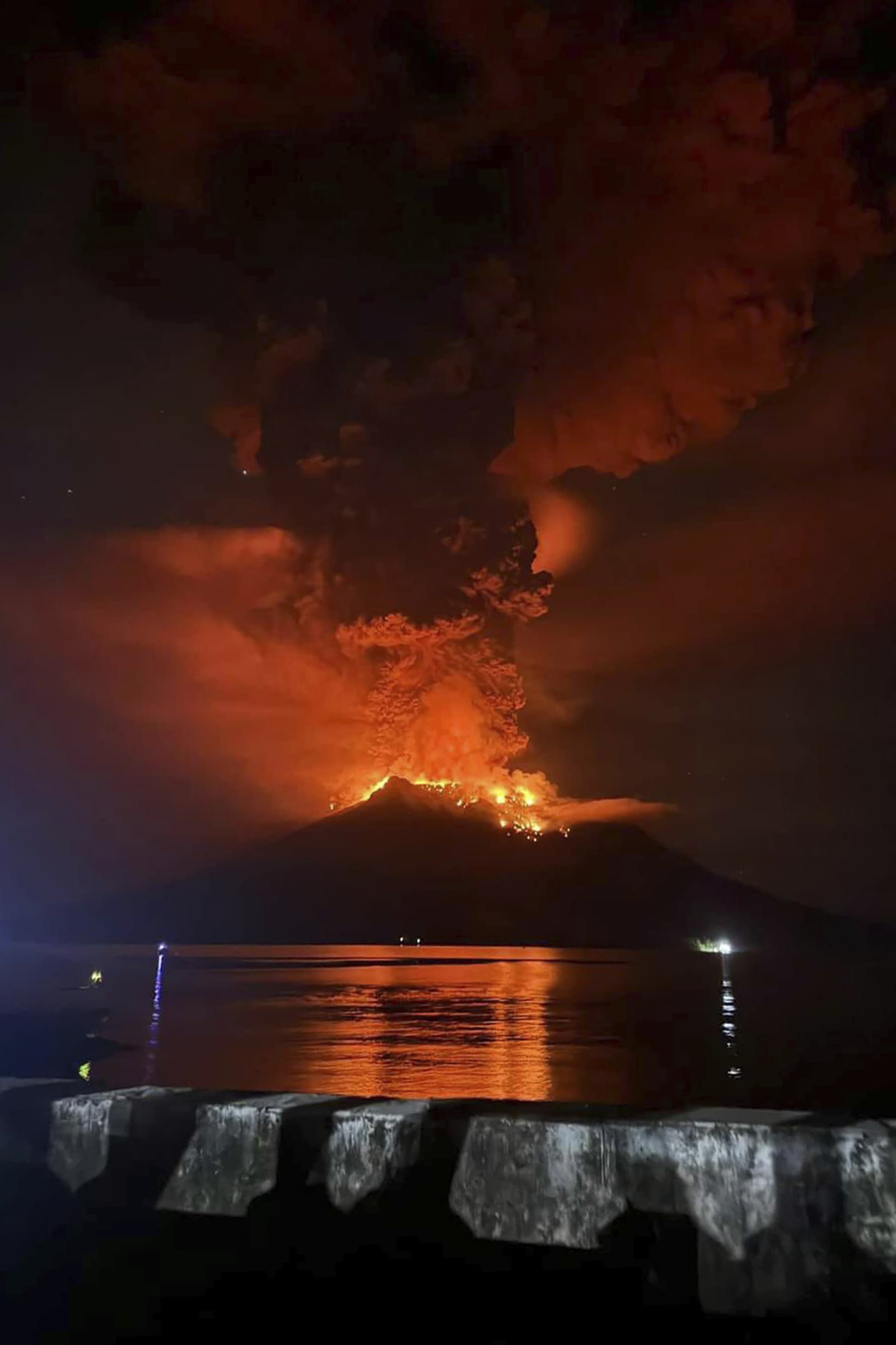 Volcano erupts on Ruang Mountain in Indonesia, five explosions in 24 hours; Tsunami threat looms