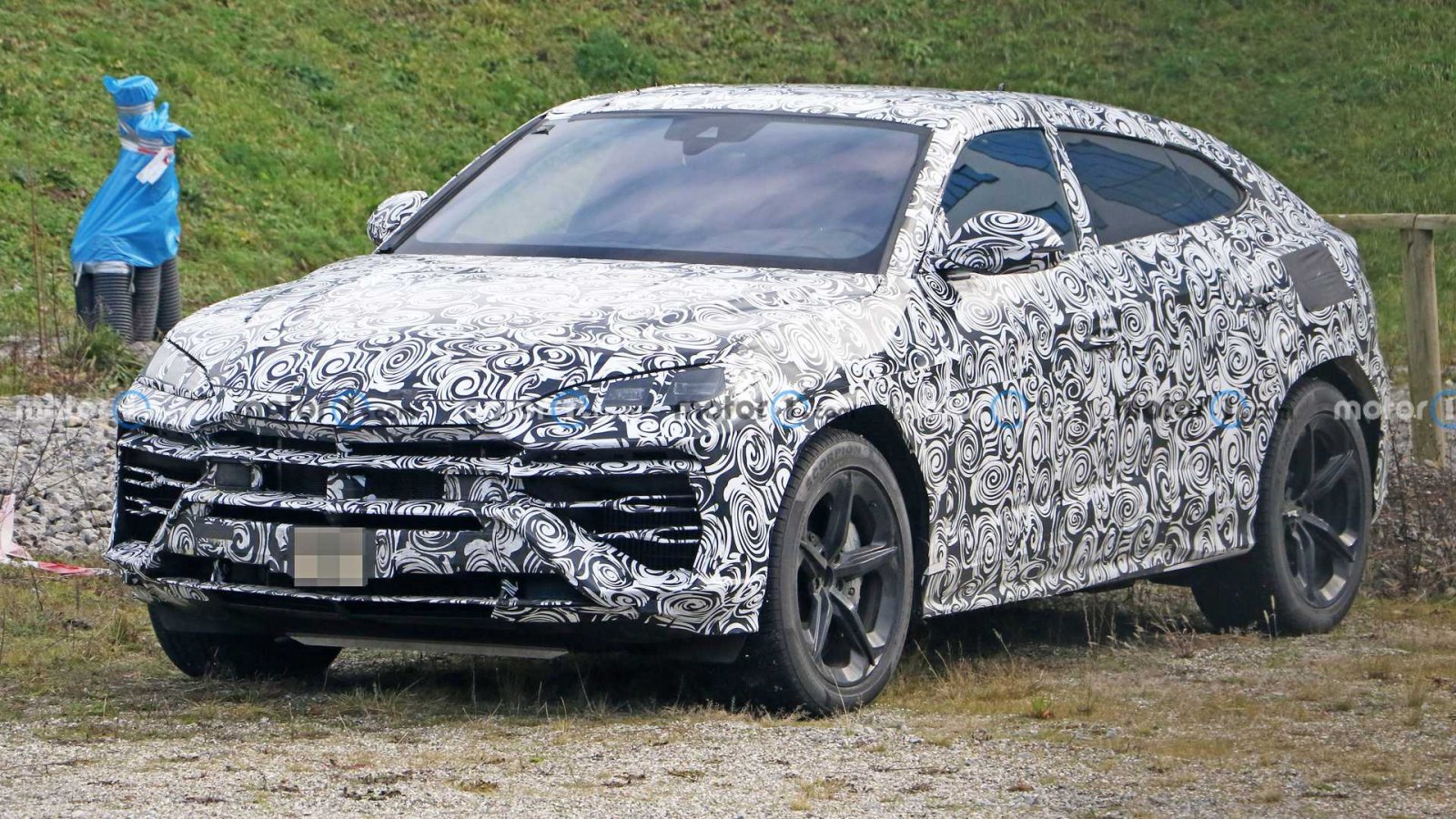 Lamborghini Urus PHEV will enter tomorrow, will get powerful engine with 25.9 kWh battery pack and electric motor