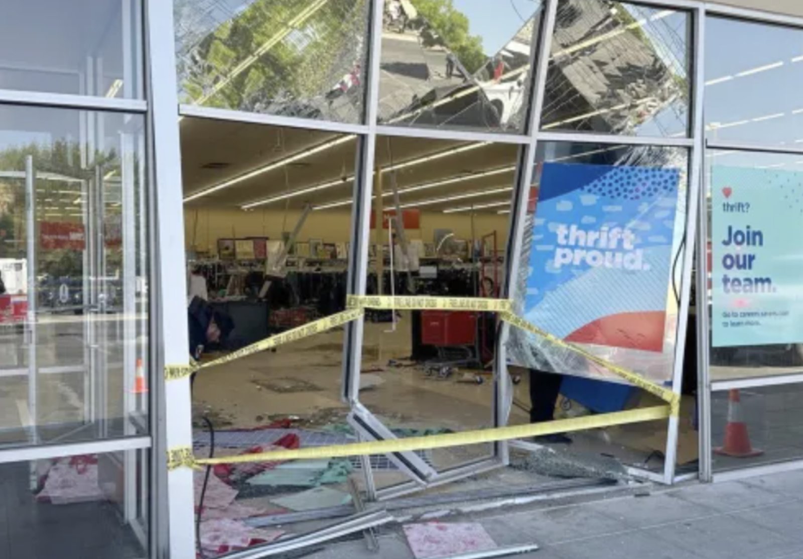 Car rams into store in New Mexico, America, 1 dead and 14 injured