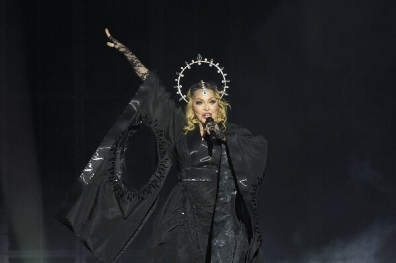 Pop queen Madonna created history, a crowd of 16 lakh fans gathered in Rio de Janeiro to listen to the singer