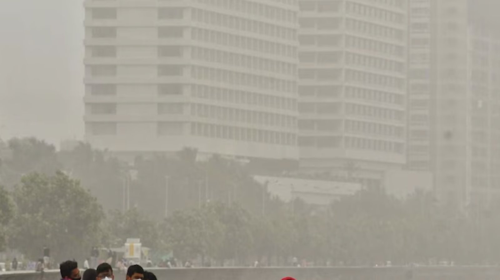 Devastation due to storm in Mumbai, 35 people injured due to falling of hoarding in Ghatkopar, more than 100 people trapped