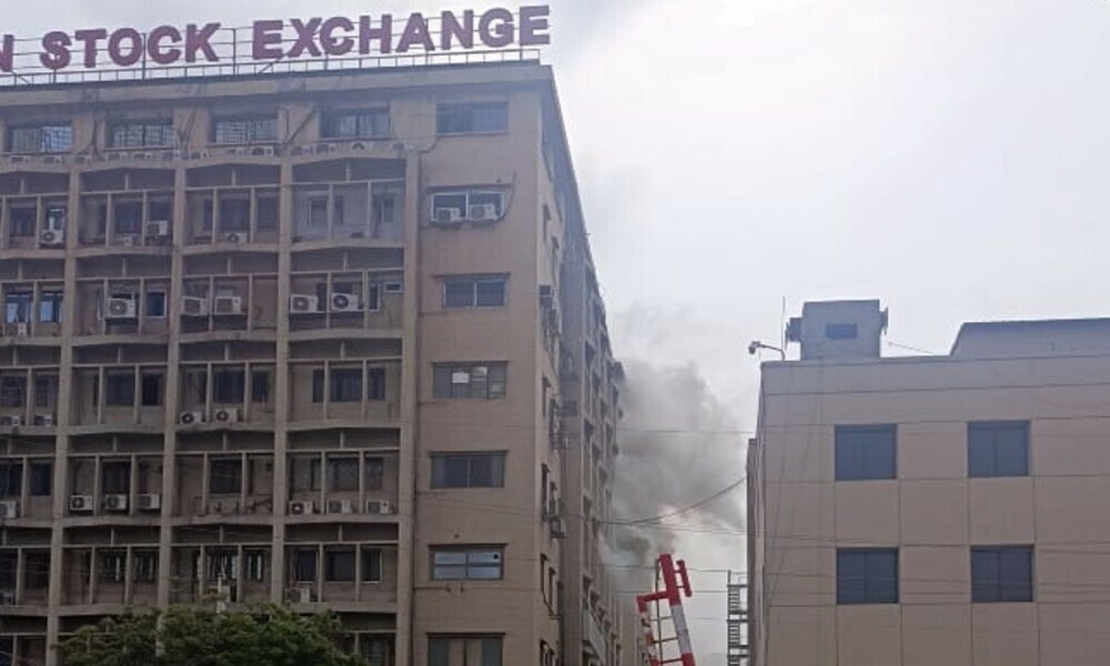 Fire breaks out in Pakistan's stock exchange building, trading suspended in share market