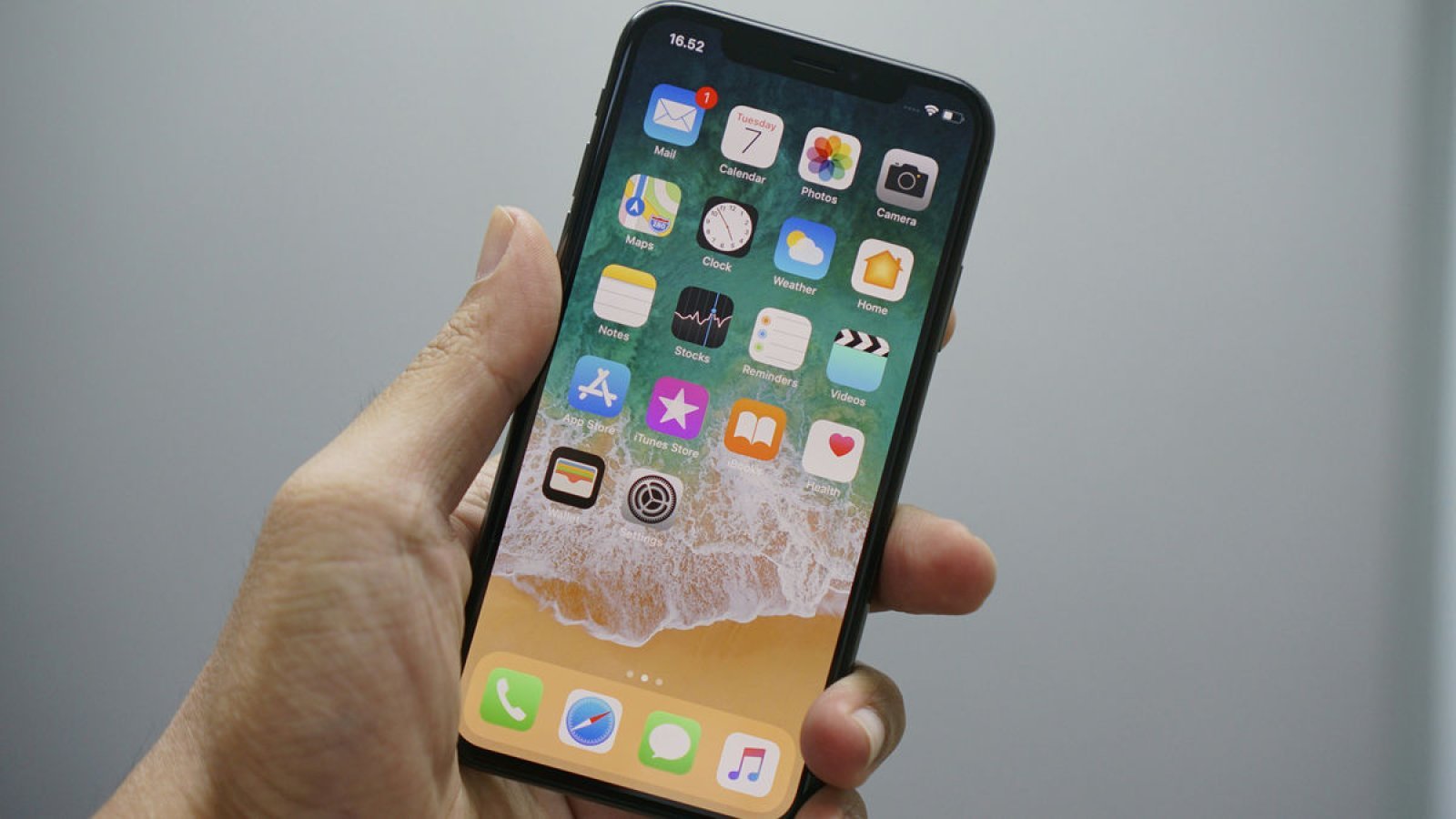 Microsoft bans Android tells employees to use only iPhone