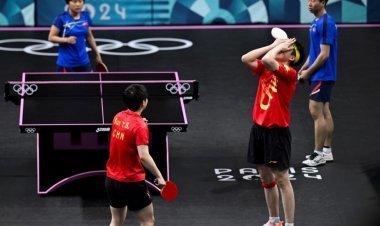 China's world number-1 table tennis player Wang Chuqin suffered a crushing defeat, embarrassed due to broken racket