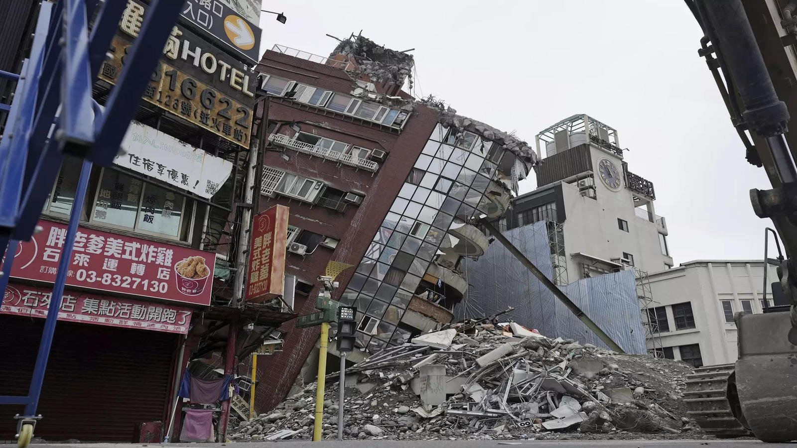 Amidst the alert of a 9 magnitude earthquake, a strong tremor of 6.0 magnitude hit