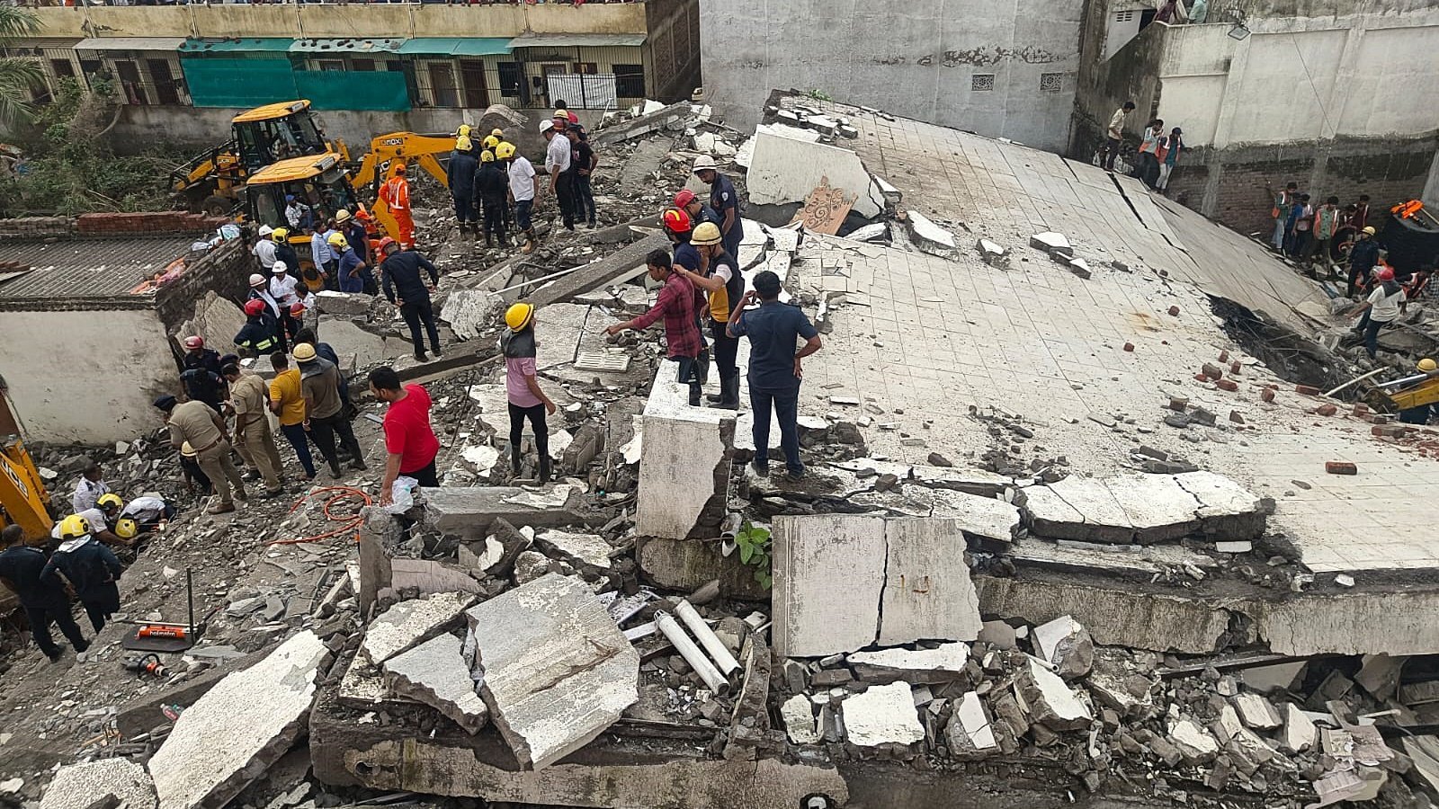 7-storey building collapses, 8 people die