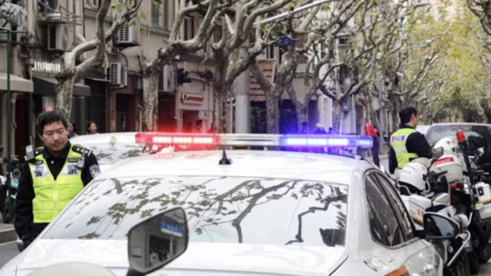 Man attacked with knife in supermarket, 3 people died and 15 injured