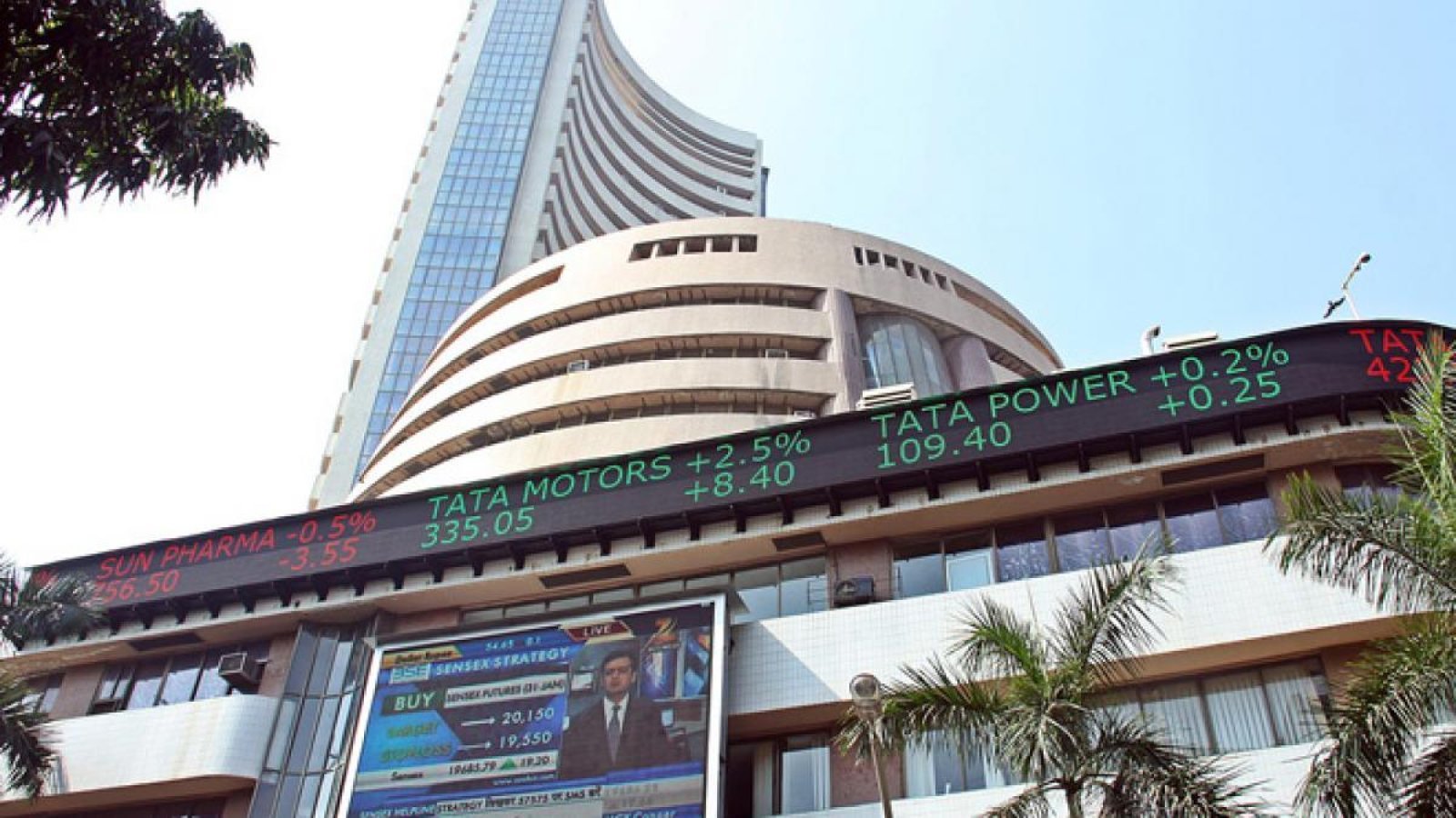 Share market lost initial gains; Sensex fell 402 points, Nifty slipped below 24900