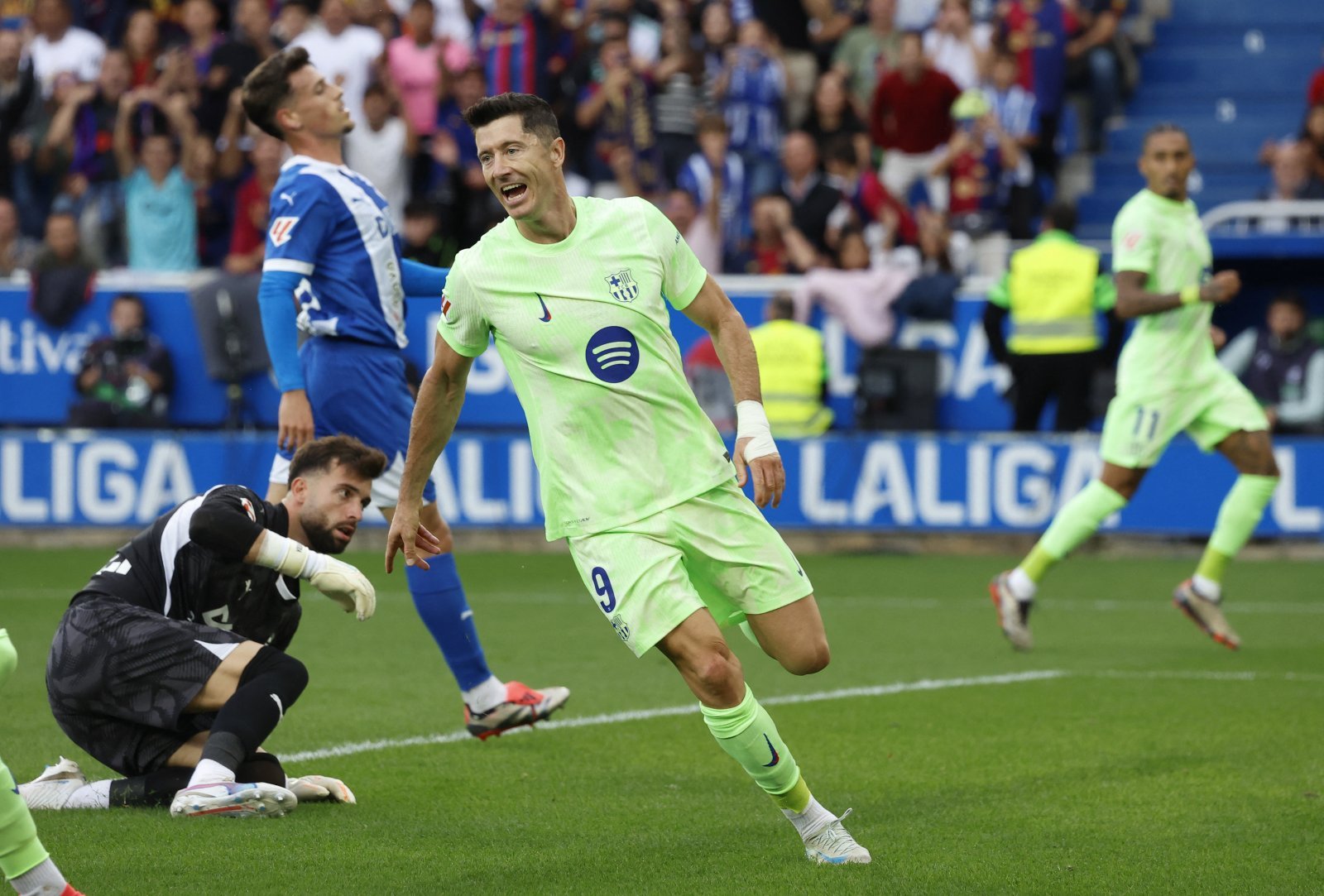 Barcelona defeated Deportivo Alves 3-0 in Laliga match, Lewandowski scored three goals in 25 minutes