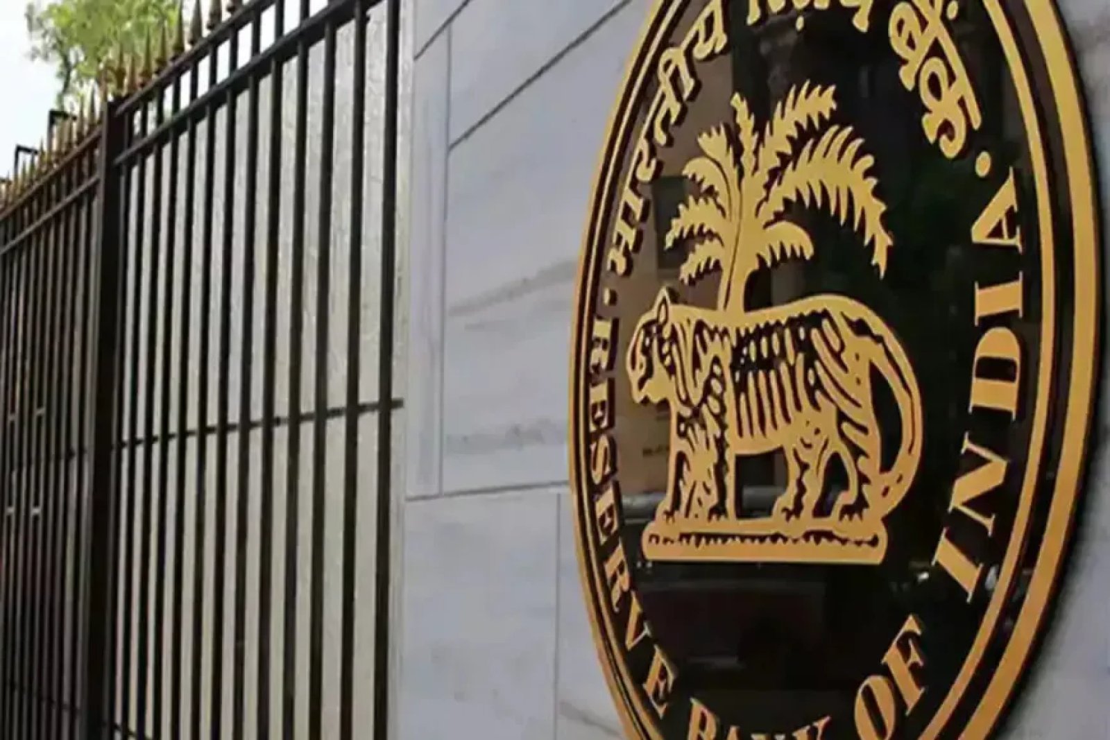 RBI action on SBI, fined Rs 1.72 crore; action for not following instructions